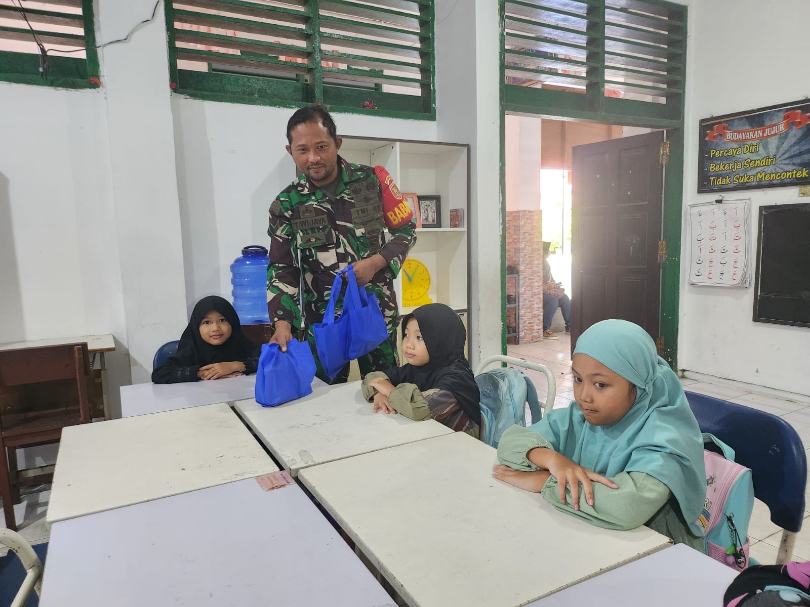 Babinsa Panji Lakukan Pemantauan Pendistribusian Pelaksanaan Kegiatan Takzil Bergizi Gratis (MBG) Di Sekolah