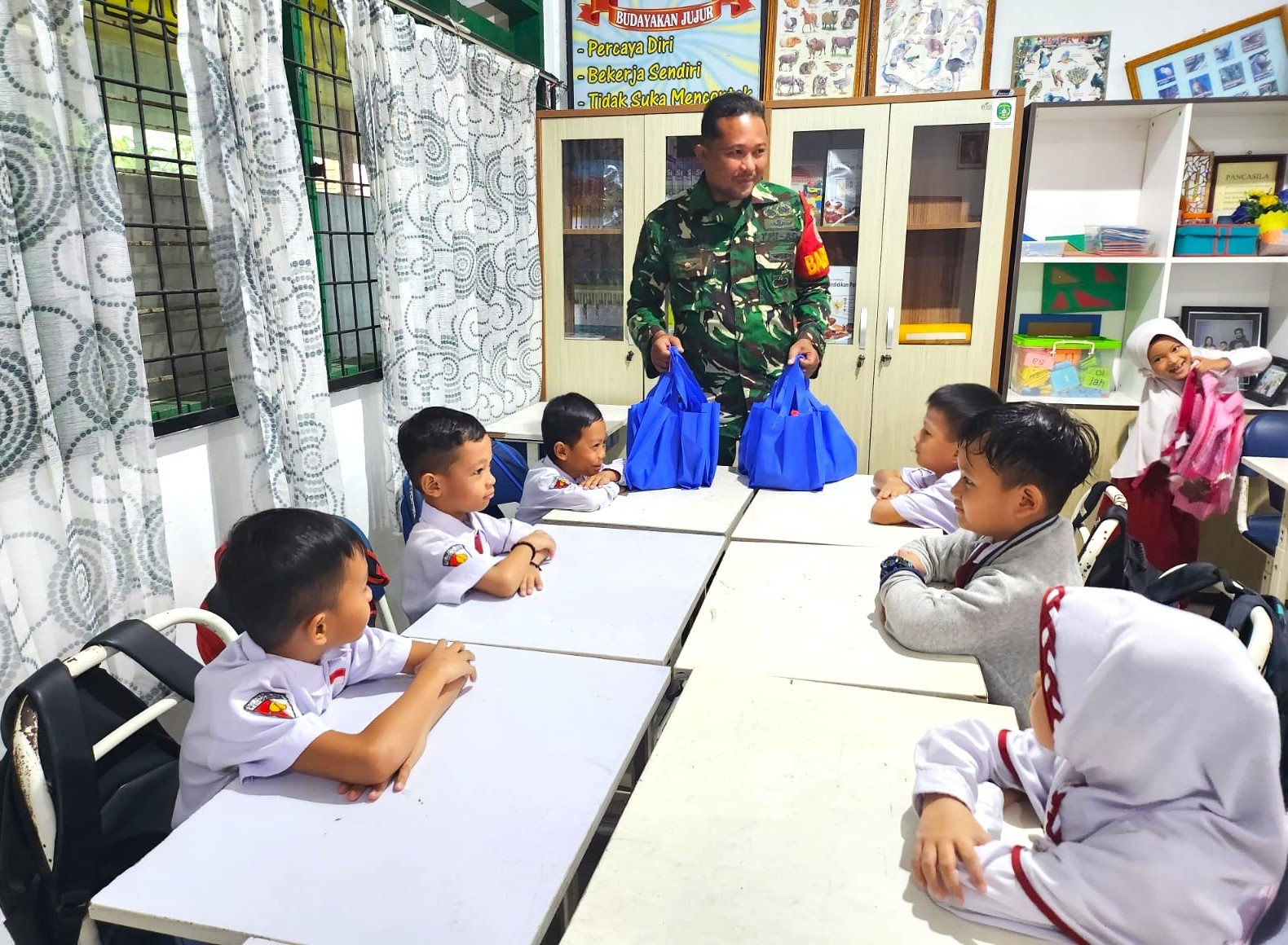 Kutai Kartanegara. investigasi88.com— Dalam mendukung program pemerintah untuk meningkatkan gizi pada anak-anak, Babinsa Koramil 0906-01/Tenggarong Sertu Topik lakukan pemantauan terhadap pendistribusian takjil dalam program makan bergizi gratis bagi siswa-siswi SDN 001 dan 003 yang berada di jalan Awang Sabran Kelurahan Sukarame kecamatan Tenggarong, Senin 17/3/25.