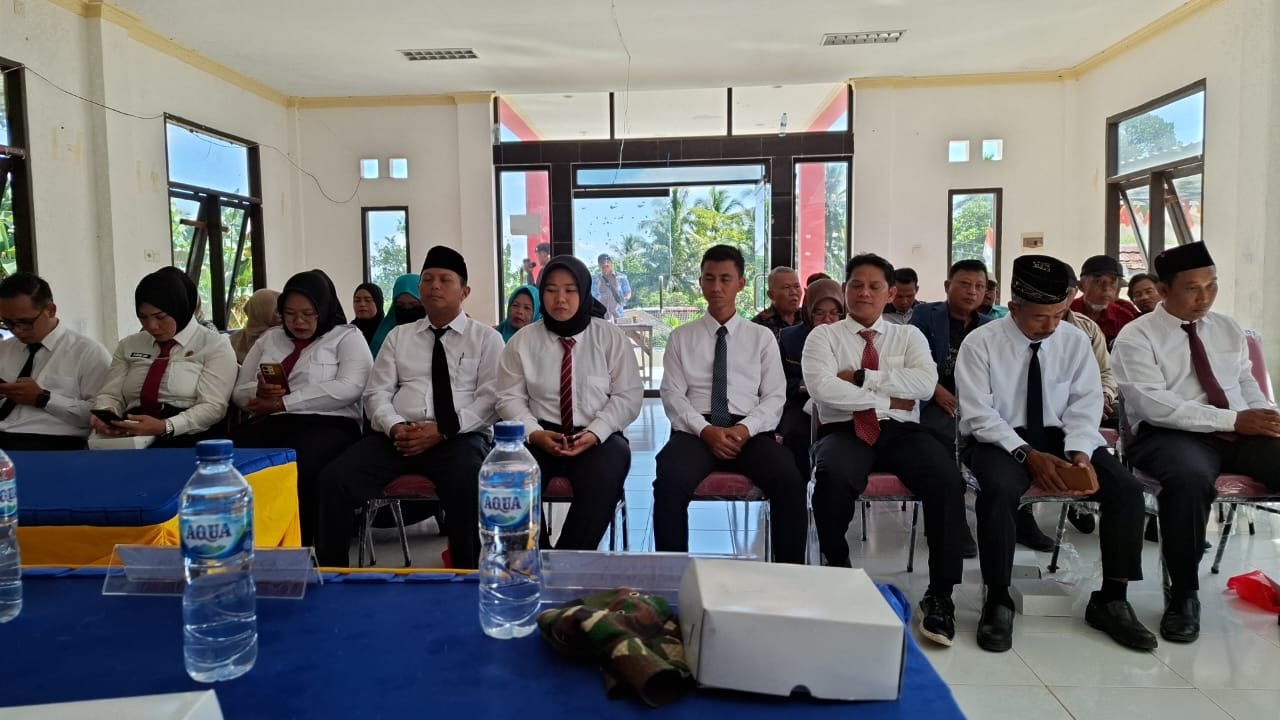 Babinsa Hadiri Pelantikan dan Pengambilan Sumpah Jabatan Perangkat Desa di Wilayah Binaan