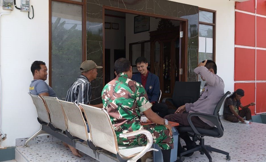 Pastikan Wilayah Binaan Aman, Babinsa Bersama Bhabinkamtibmas Lakukan Komsos Dengan Anggota Linmas