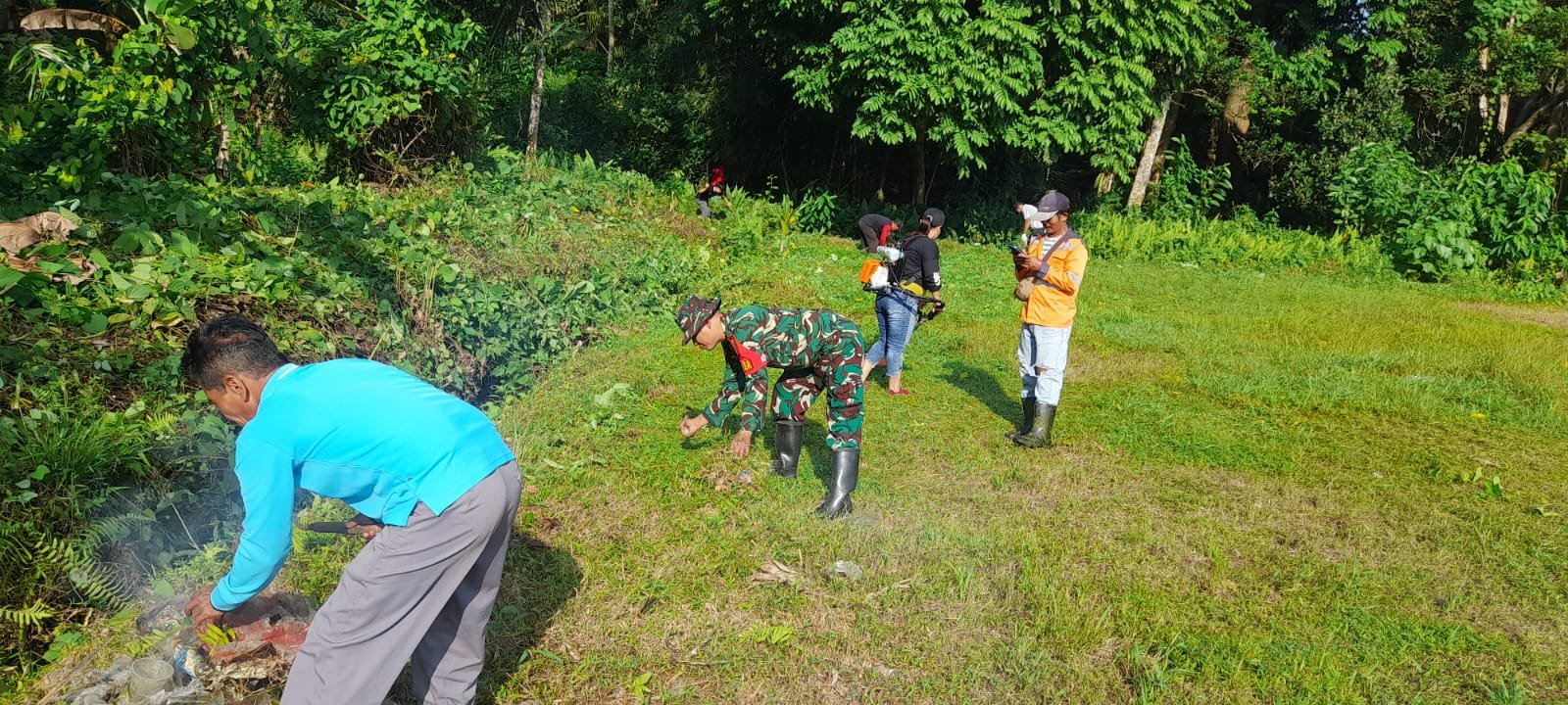 Babinsa Kerta Buana Bersama Warga Kompak Gotong Royong Bersihkan Lapangan Bola