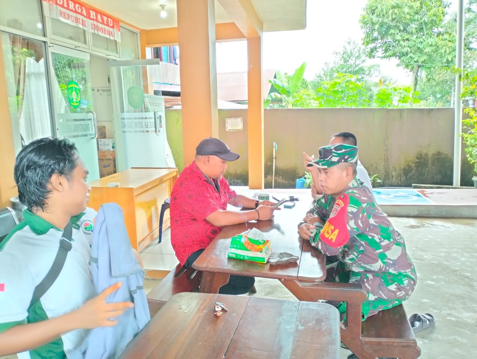 Melalui Komsos, Babinsa Ajak Warga Ciptakan Lingkungan Bersih Dan Sehat