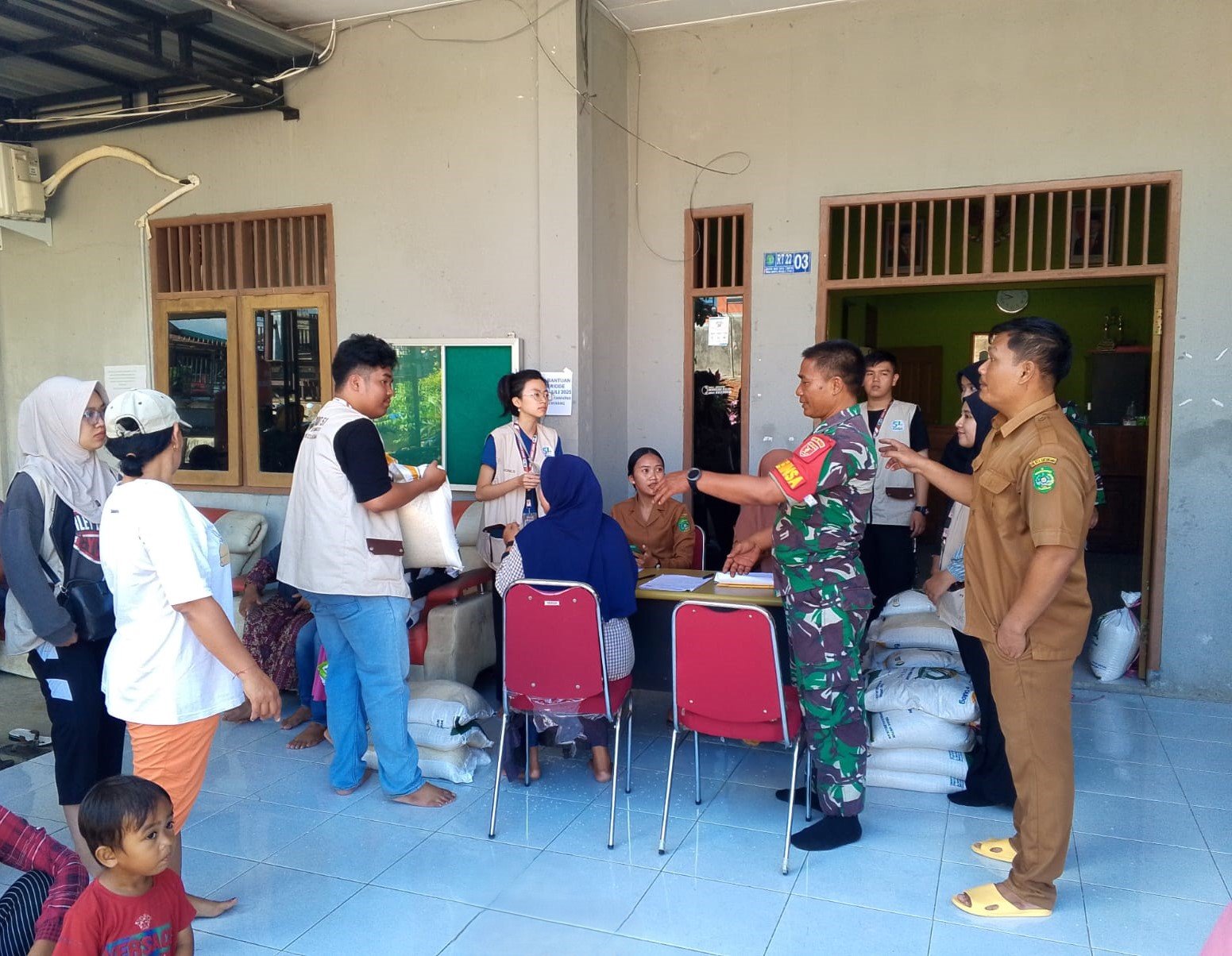Babinsa Kerta Buana Dampingi Penyaluran Bantuan Beras kepada Warga Agar Tepat Sasaran