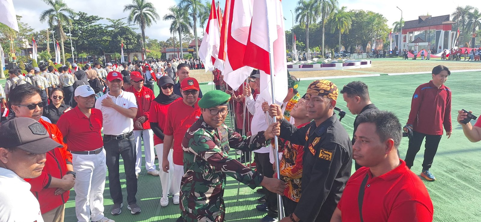 Kibarkan Semangat Kemerdekaan Perwira Seksi Teritorial Kodim 0906/Kkr Hadir Di Aksi Pembagian 10 Juta Bendera Merah Putih