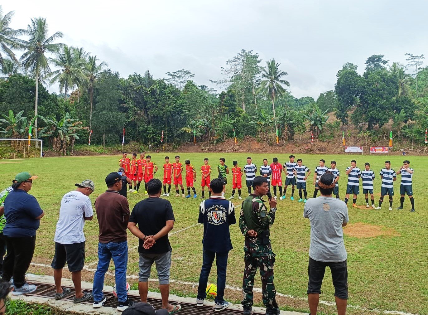 Semarak Kemerdekaan, Babinsa Sungai Payang Hadiri Pembukaan Turnamen Sepak Bola