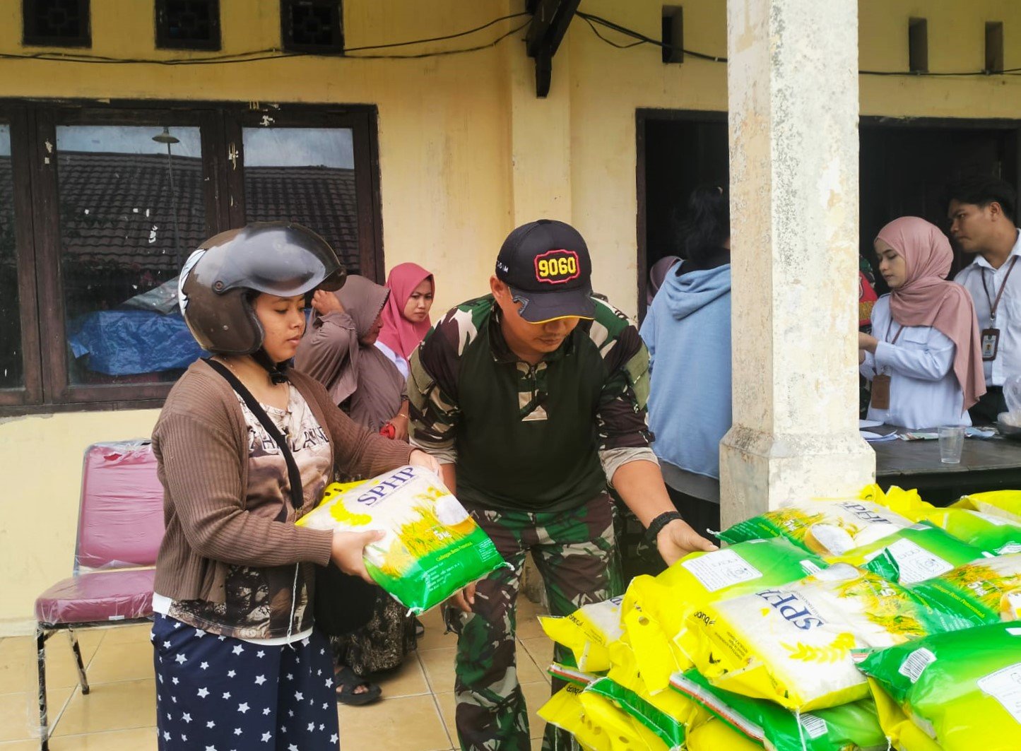 Koramil Loa Janan Sediakan 3 Ton Beras SPHP Bagi Warga Desa Purwajaya