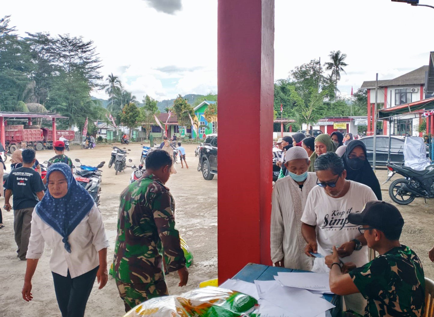 Koramil Loa Janan Sediakan 3 Ton Beras SPHP Bagi Warga Desa Purwajaya