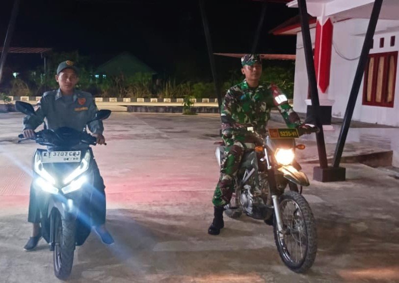 Jaga Keamanan Lingkungan, Babinsa Koramil Kembang Janggut Ajak Warga Ronda Malam