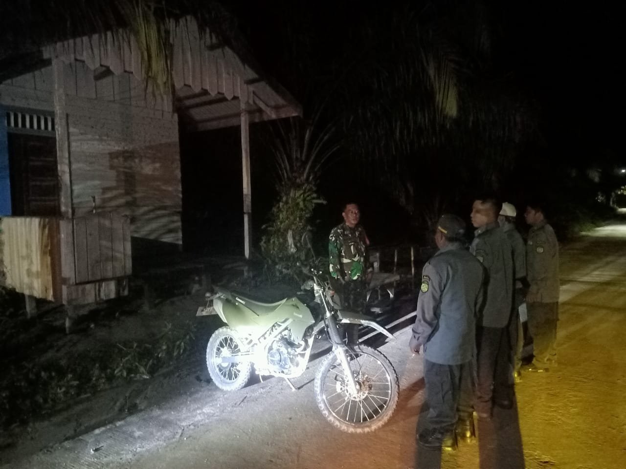 Cegah Gangguan Kamtibmas di Malam Hari, Babinsa Teluk Bingkai Ajak Warga Keliling Desa