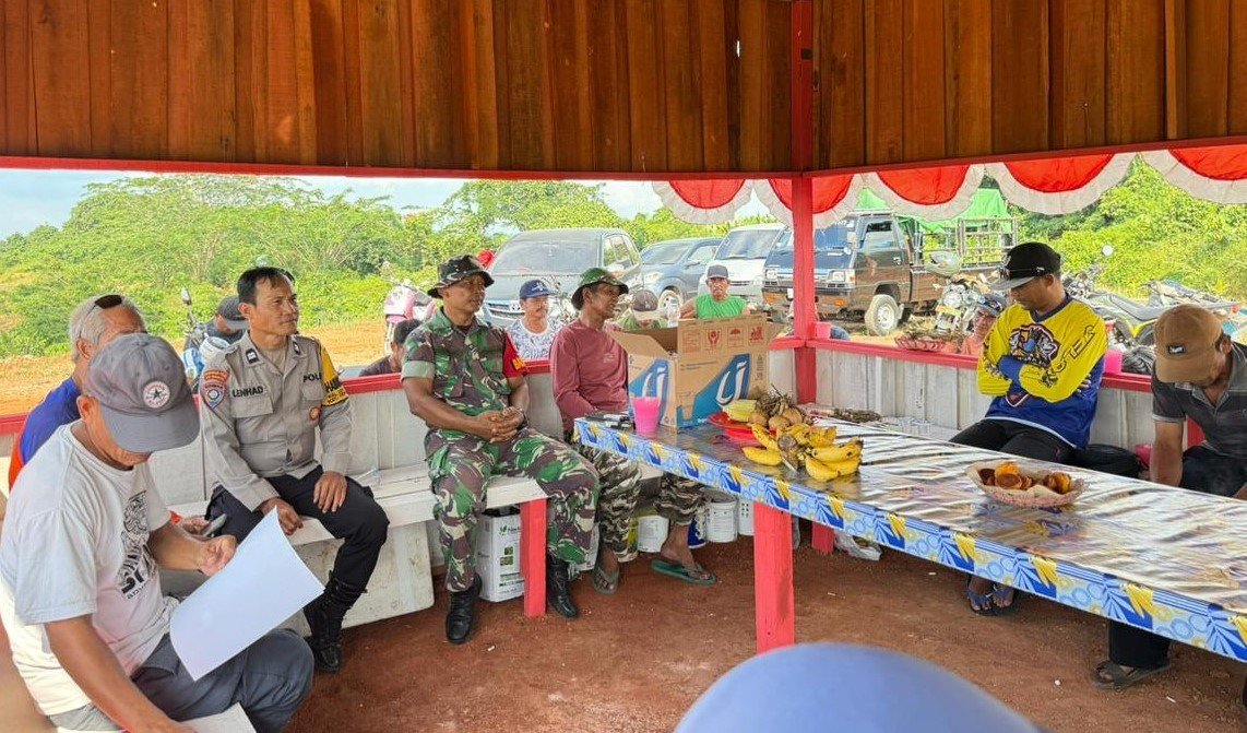 Sinergitas TNI Polri Dalam Mendukung Ketahanan Pangan, Babinsa Bersama Babinkamtibmas Hadiri Musyawarah Kelompok Tani