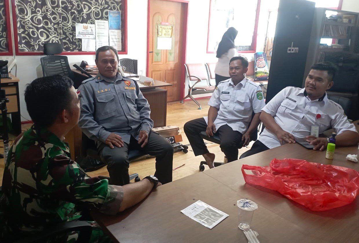 Wujudkan Keamanan Dan Ketertiban Di Wilayah Binaan, Babinsa Lakukan Komsos Bersama Aparatur Desa