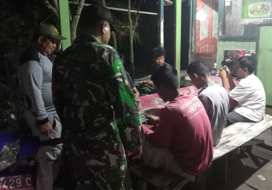 Babinsa Gencarkan Patroli Malam, Warga Dihimbau Aktif Jaga Keamanan Lingkungan