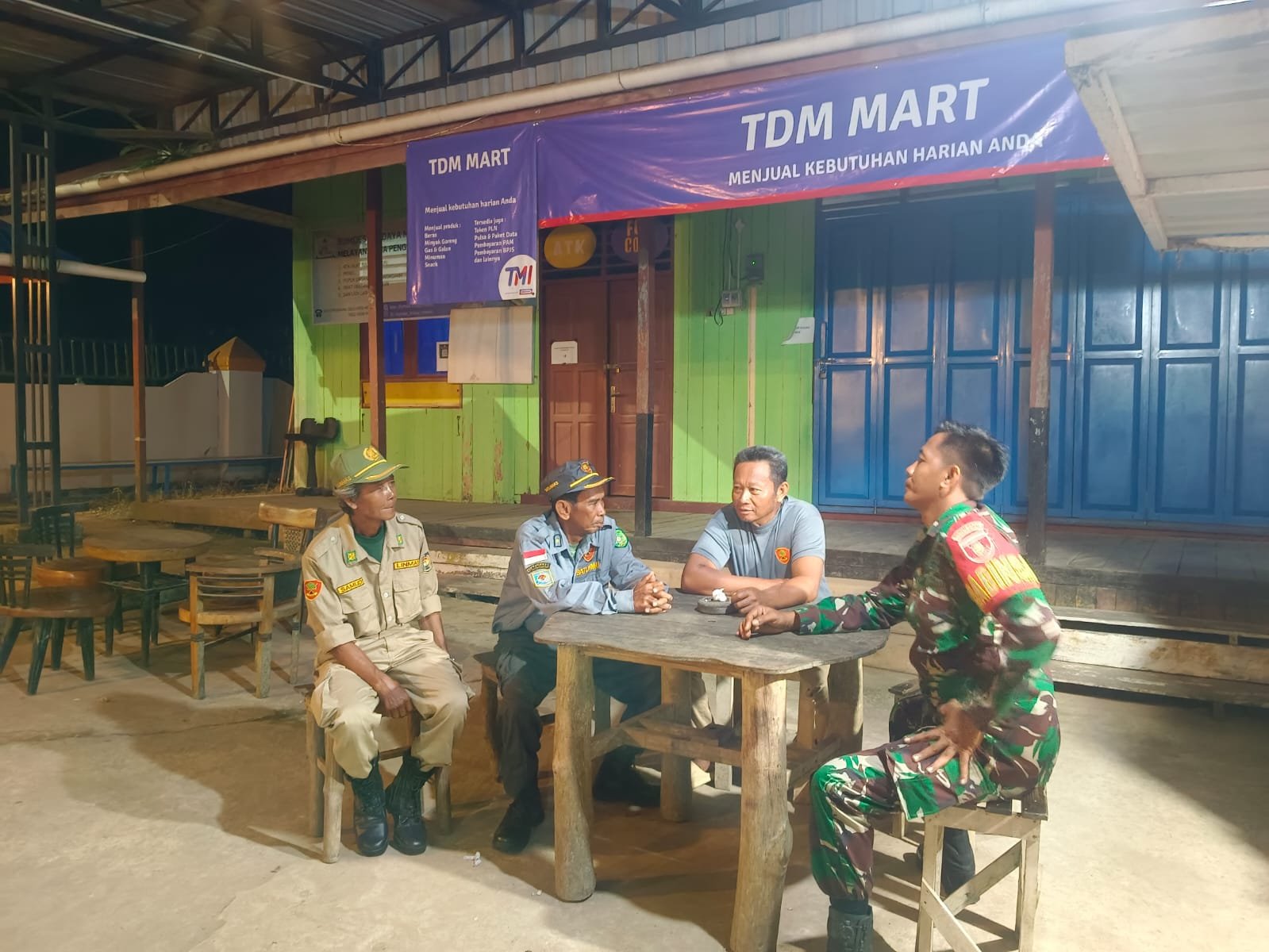 Wujudkan Kemanunggalan TNI Dan Rakyat, Babinsa Bersama Warga Kompak Jaga Kamtibmas Dengan Melakukan Pos Ronda