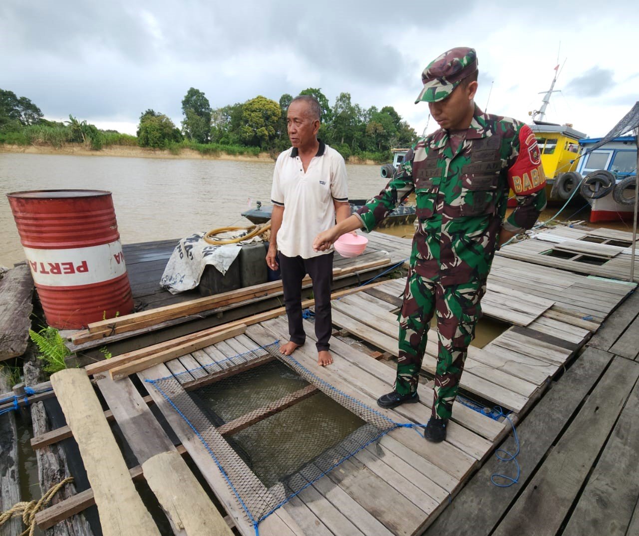 Babinsa Lakukan Komsos dengan Petani Ikan, Dukung Program Ketahanan Pangan