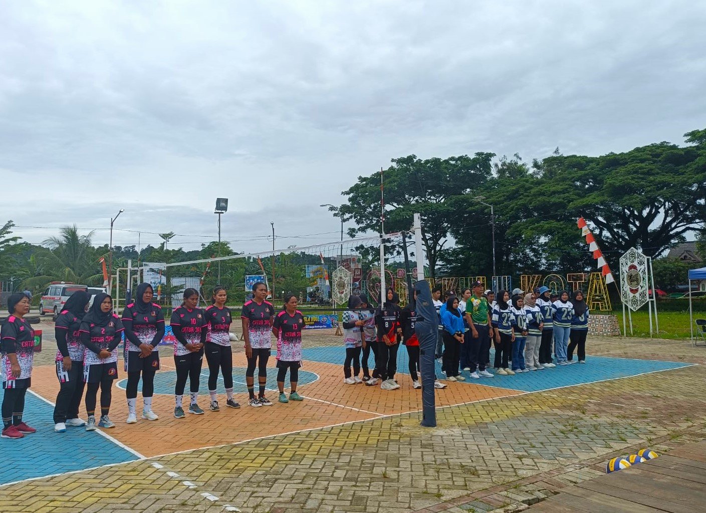Mewakili Danramil, Babinsa Loh Sumber Hadiri Pembukaan Turnamen Volly Ball Mewakili Danramil, Babinsa Loh Sumber Hadiri Pembukaan Turnamen Volly Ball