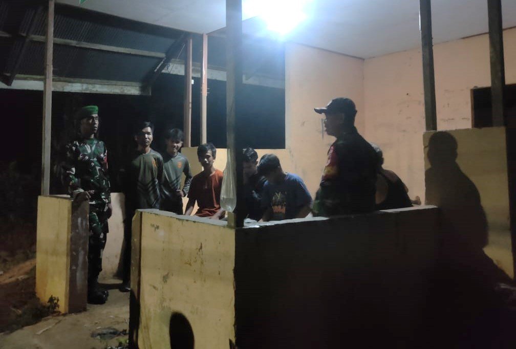 Patroli Malam Hari, Babinsa Bersama Warga Jaga Kamtibmas Patroli Malam Hari, Babinsa Bersama Warga Jaga Kamtibmas