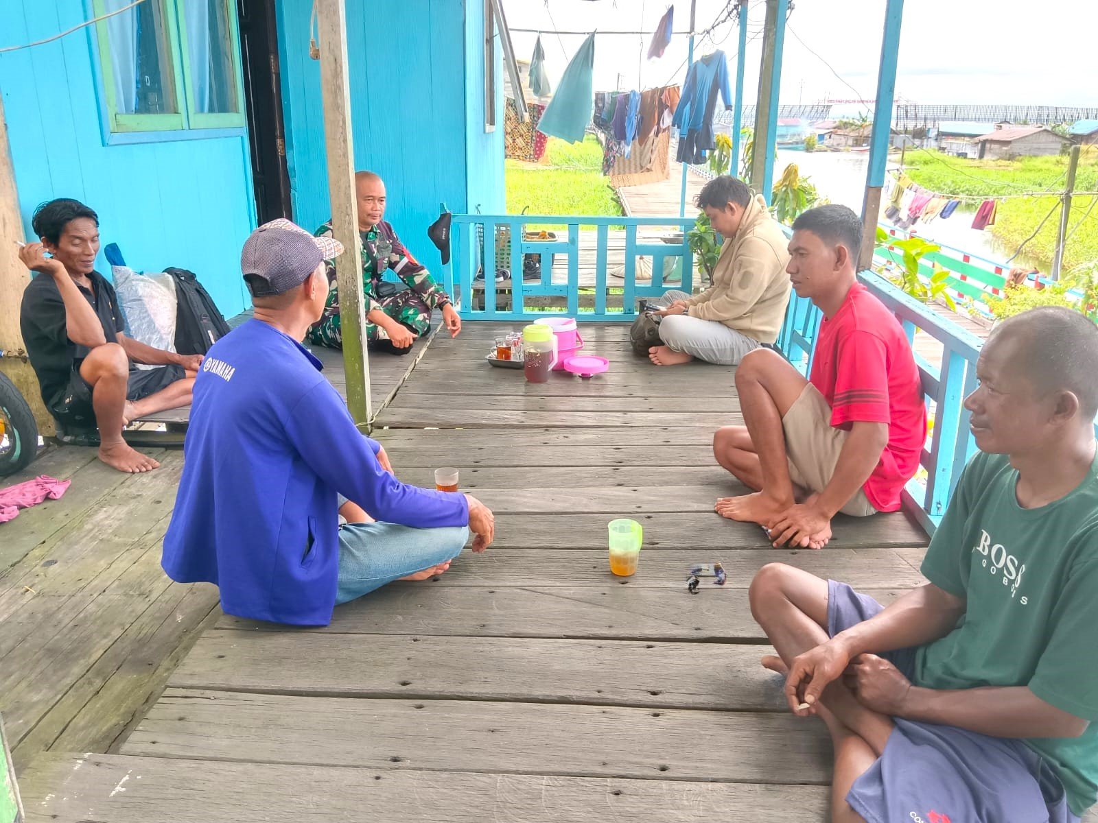 Bangun Keakraban Lewat Komsos, Babinsa Sambangi Warga Yang Ada Di Wilayah Binaan Bangun Keakraban Lewat Komsos, Babinsa Sambangi Warga Yang Ada Di Wilayah Binaan