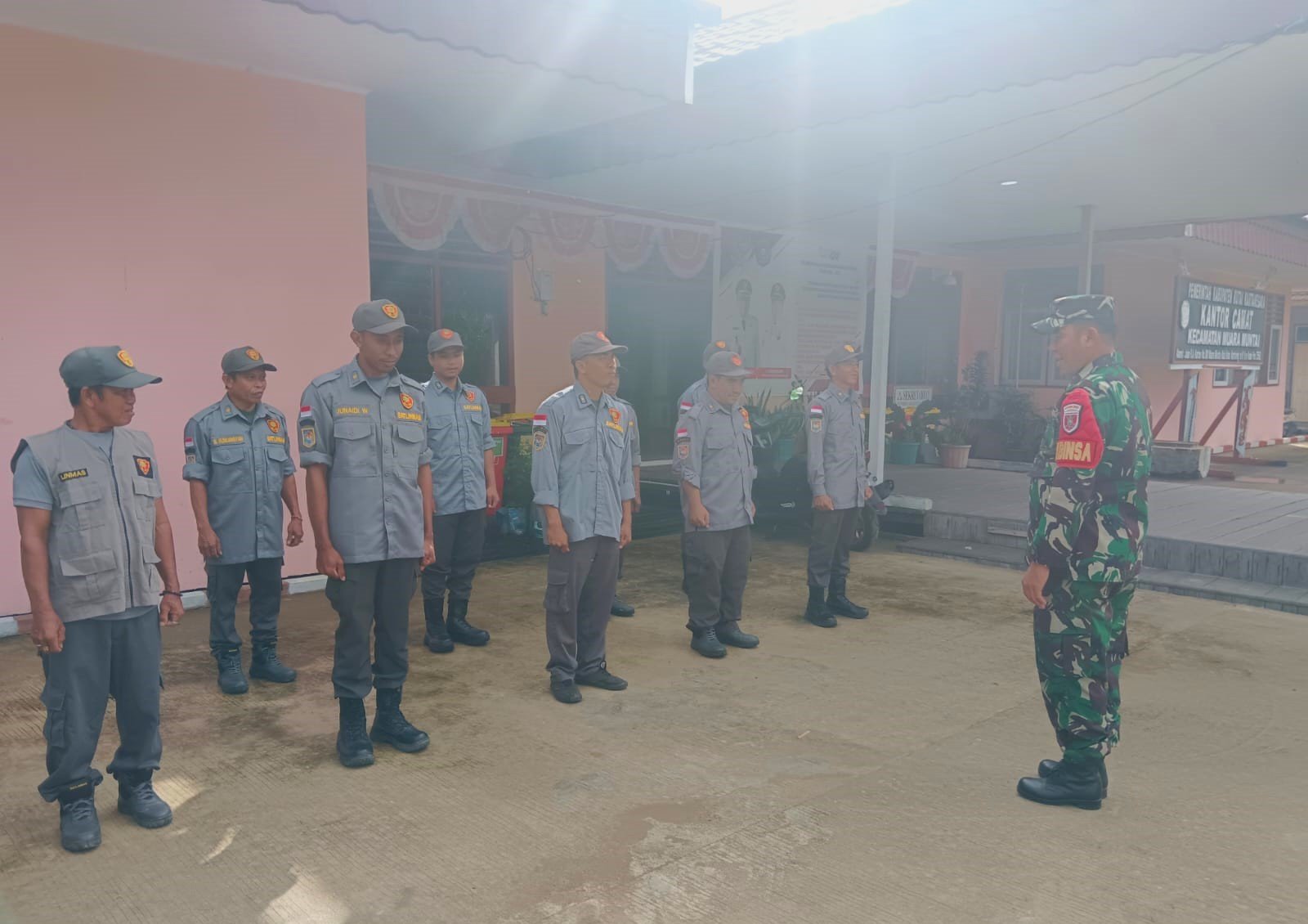 Babinsa Berikan Pelatihan PBB Sebagai Upaya Pembinaan Kedisiplinan Anggota Linmas Babinsa Berikan Pelatihan PBB Sebagai Upaya Pembinaan Kedisiplinan Anggota Linmas