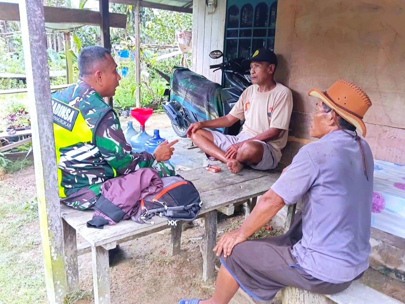 Pererat Kemanunggalan TNI-Rakyat, Babinsa Bukit Jering Jalin Komsos