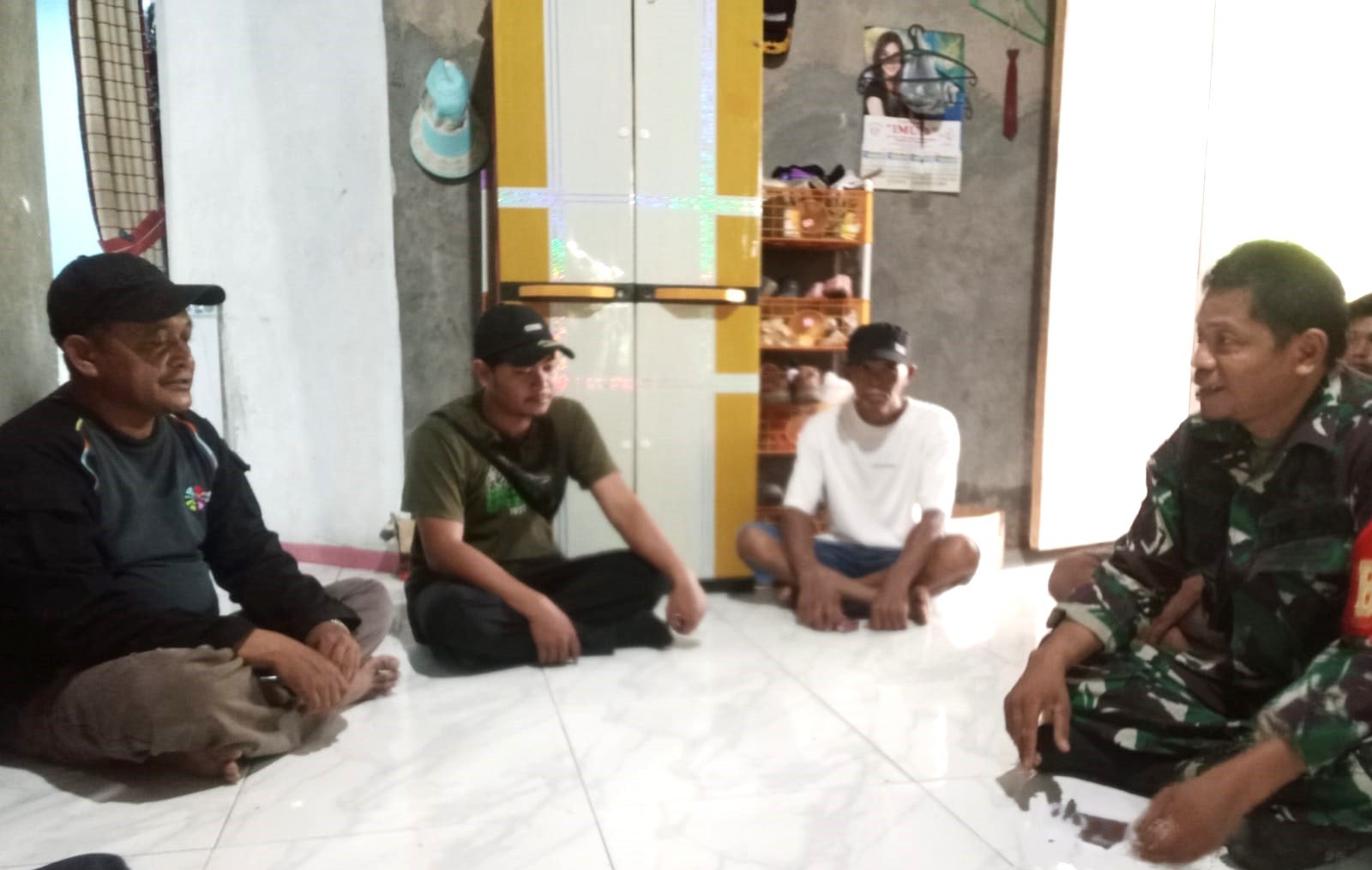 Babinsa Jaga Silaturahmi dengan Warga Melalui Komsos