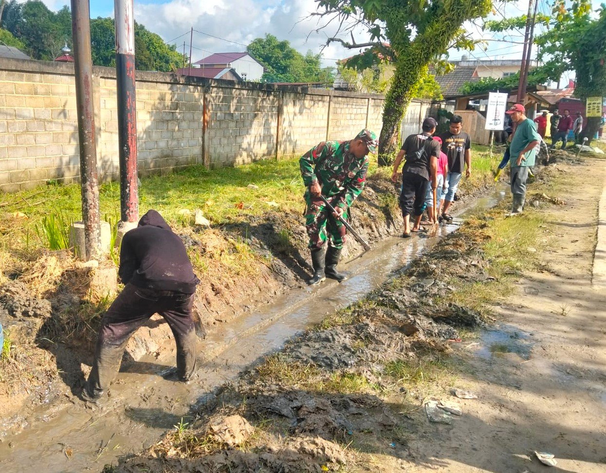 Semangat Gotong Royong Sambut Ramadhan, Koramil MJ Bersama Warga Bersihkan Makam