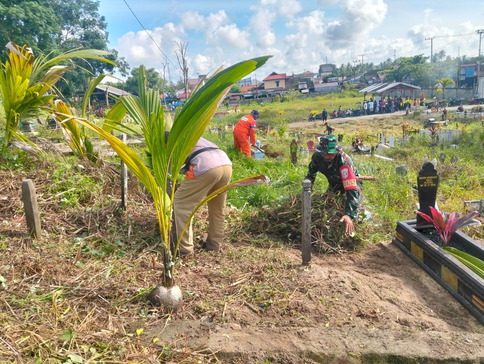 Semangat Gotong Royong Sambut Ramadhan, Koramil MJ Bersama Warga Bersihkan Makam