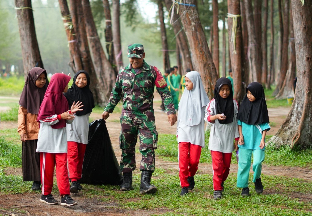Sinergitas Tiga Pilar, Koramil Samboja Bersama Muspimcam Lakukan Pembersihan Pantai Sinergitas Tiga Pilar, Koramil Samboja Bersama Muspimcam Lakukan Pembersihan Pantai