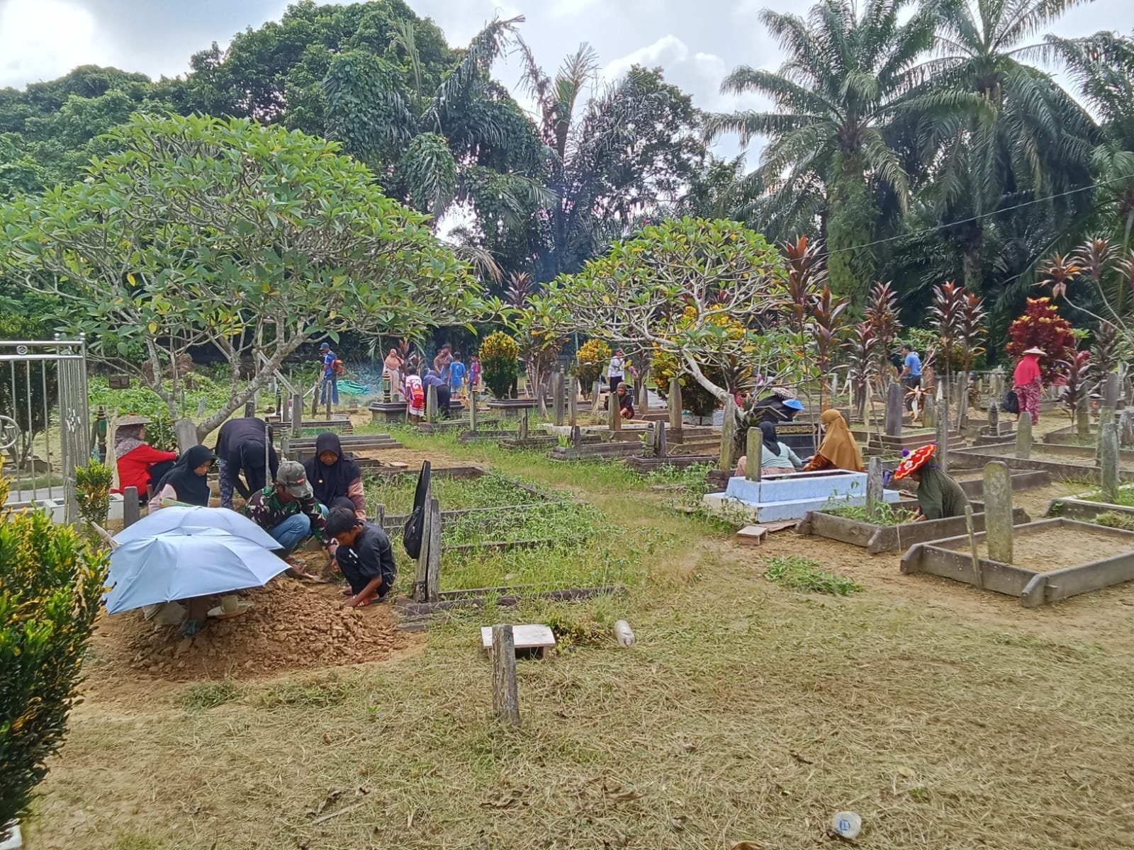 Sambut Bulan Ramadhan, Babinsa Bersama Warga Lakukan Pembersihan Kuburan Muslimin Sambut Bulan Ramadhan, Babinsa Bersama Warga Lakukan Pembersihan Kuburan Muslimin