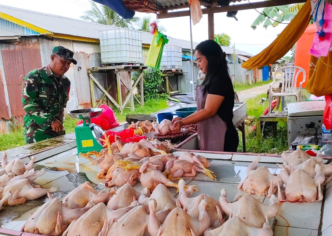 Jaga Stabilitas Harga, Babinsa Muara Jawa Sambangi Pedagang Pasar Tradisional