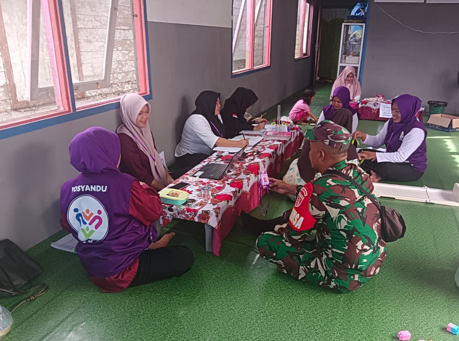 Babinsa Bersama Tenaga Kesehatan Sukseskan Posyandu Demi Kesehatan Generasi Muda