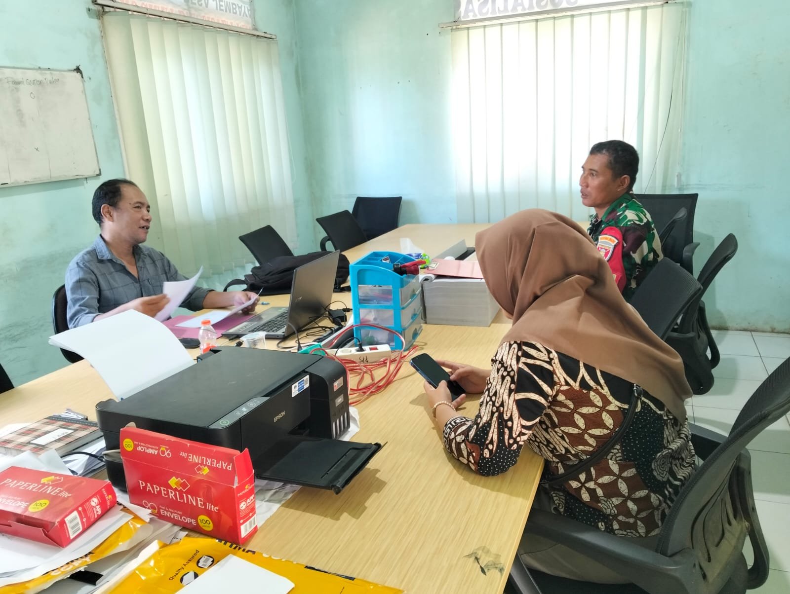 Babinsa Komsos Bersama Aparatur Desa Pastikan Wilayah Binaan Tetap Aman Babinsa Komsos Bersama Aparatur Desa Pastikan Wilayah Binaan Tetap Aman