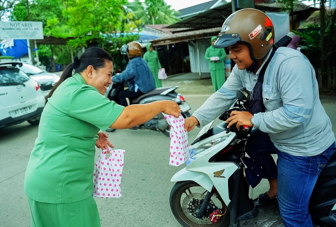 Berkah Ramadhan, Koramil 01/Tenggarong Berbagi Takjil kepada Masyarakat
