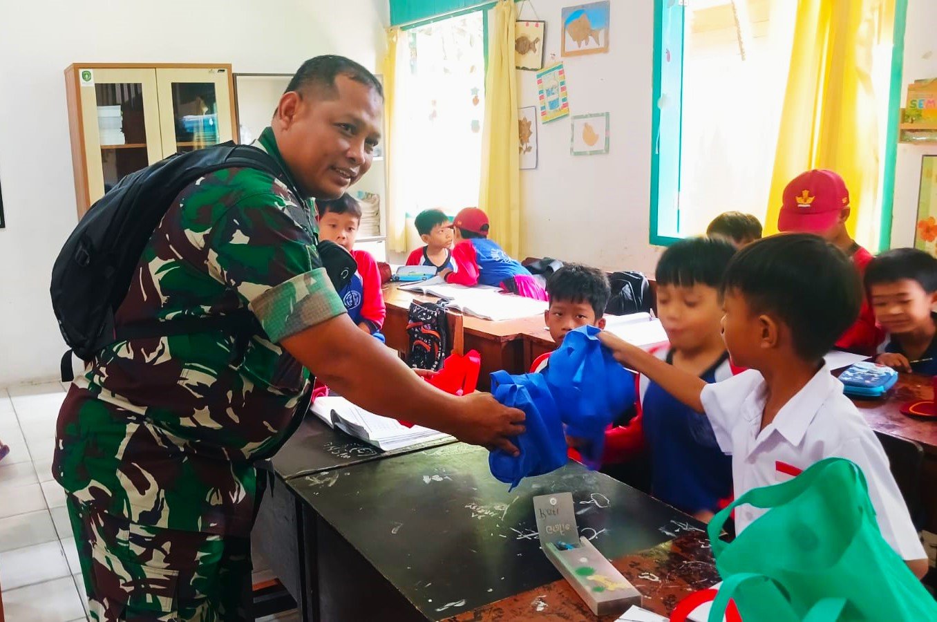 Babinsa Kelurahan Panji Pastikan Penyaluran Program MBG Selama Ramadhan Berjalan Lancar
