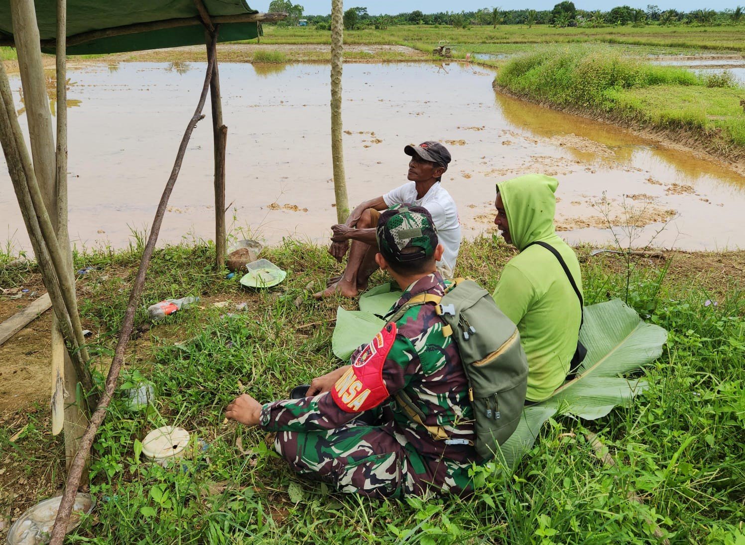 Pererat Kemanunggalan TNI-Rakyat, Babinsa Cipari Makmur Komsos dengan Petani