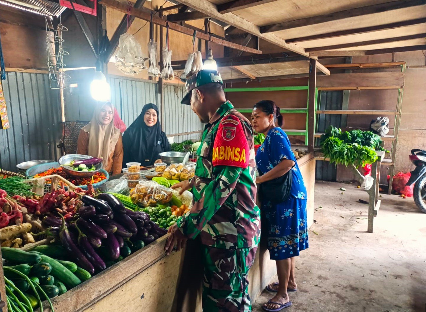 Babinsa Muara Jawa Pastikan Harga Kebutuhan Pokok Pasca Lebaran Stabil