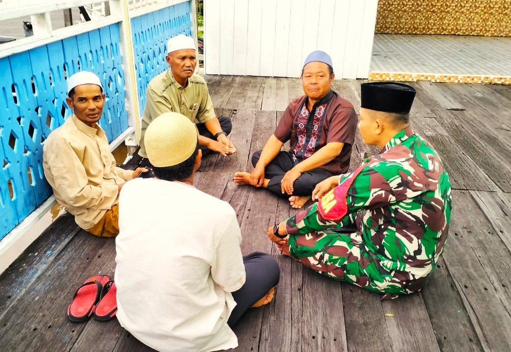 Momen Suasana Lebaran, Babinsa Rebak Rinding Jalin Silaturahmi dengan Warga