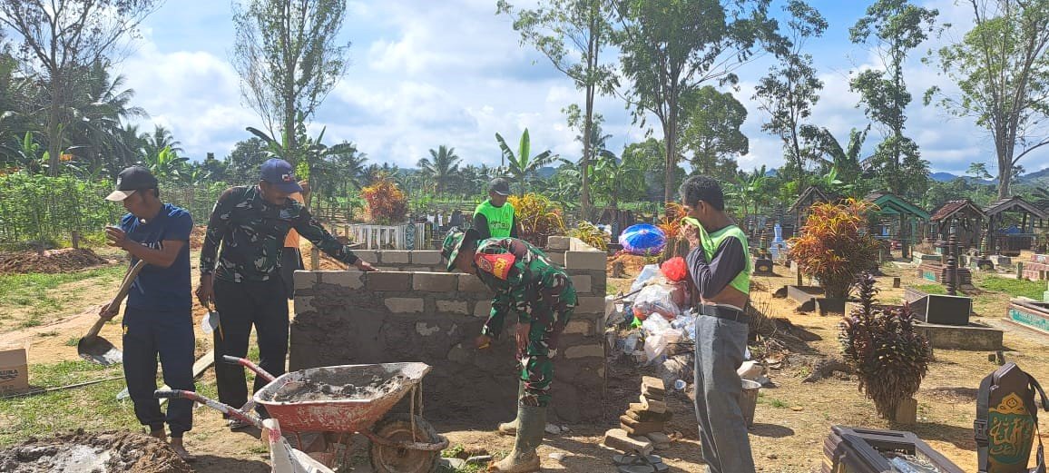 Jaga Kebersihan Makam, Babinsa dan Warga Kompak Lakukan Gotong Royong Jaga Kebersihan Makam, Babinsa dan Warga Kompak Lakukan Gotong Royong