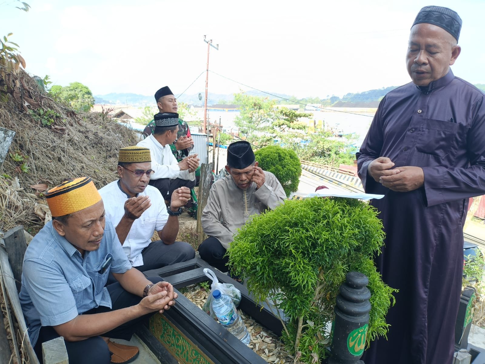 Sambut Hari Jadi Desa Ke 71, Babinsa bersama Tokoh Masyarakat Lakukan Ziarah Kubur Sambut Hari Jadi Desa Ke 71, Babinsa bersama Tokoh Masyarakat Lakukan Ziarah Kubur
