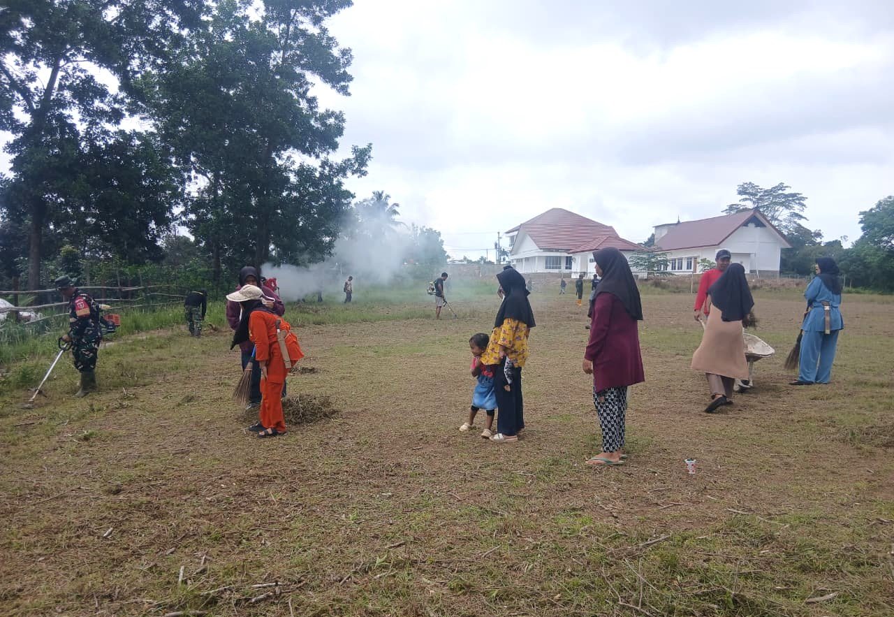Melalui Jumat Bersih, Babinsa Bersama Warga Gotong Royong Bersihkan Lapangan Bola
