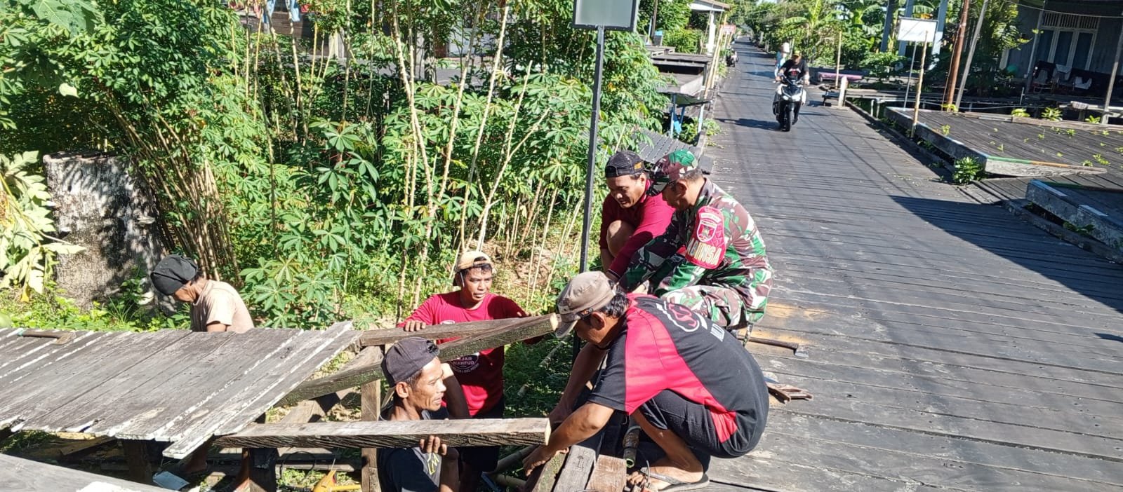 Wujud Kekompakan, Babinsa dengan Warga Gotong Royong Perbaiki Jalan