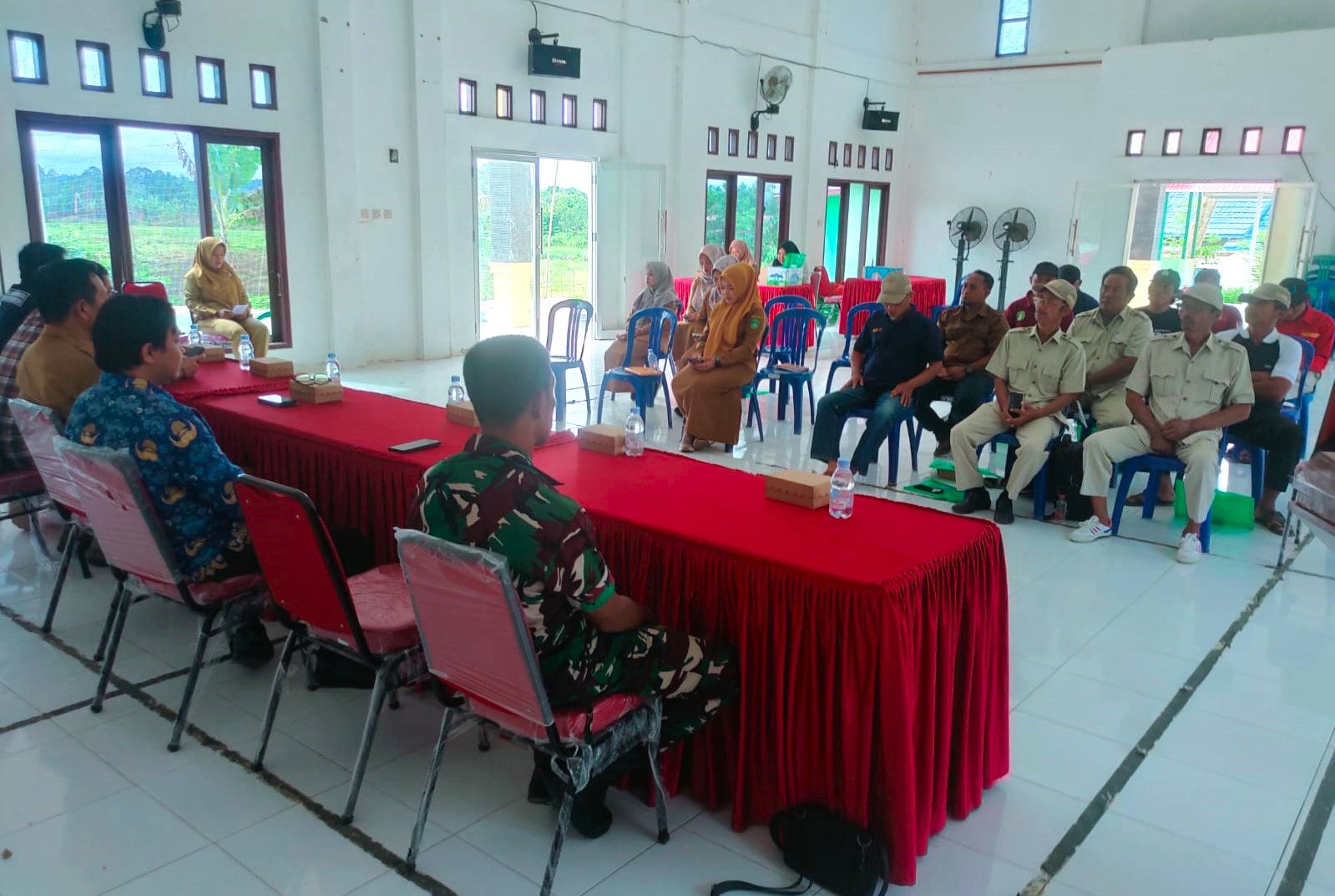 Wujud Sinergi TNI Dengan Pemerintah Desa Kuatkan Pembangunan Wilayah, Babinsa Hadiri Pelatihan Indeks Desa