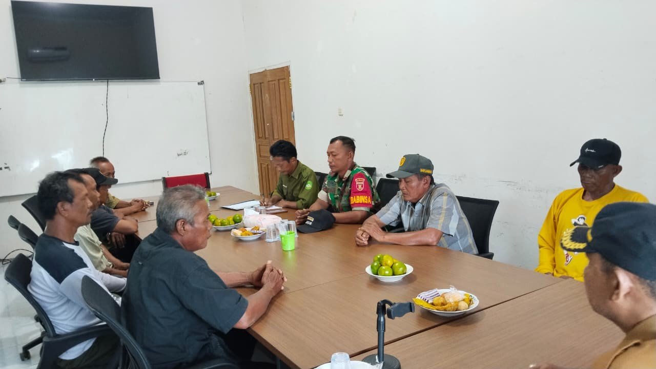 Babinsa Dorong Peningkatan Keamanan Desa Lewat Rapat Koordinasi Bersama Linmas Babinsa Dorong Peningkatan Keamanan Desa Lewat Rapat Koordinasi Bersama Linmas