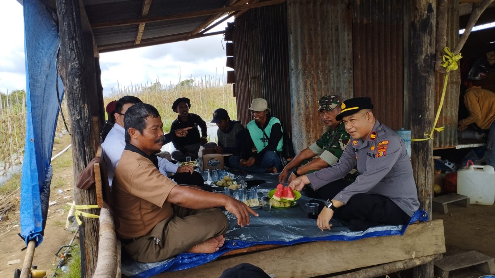 Babinsa Dampingi Ketua KTNA Panen Semangka Wujudkan Ketahanan Pangan di wilayah