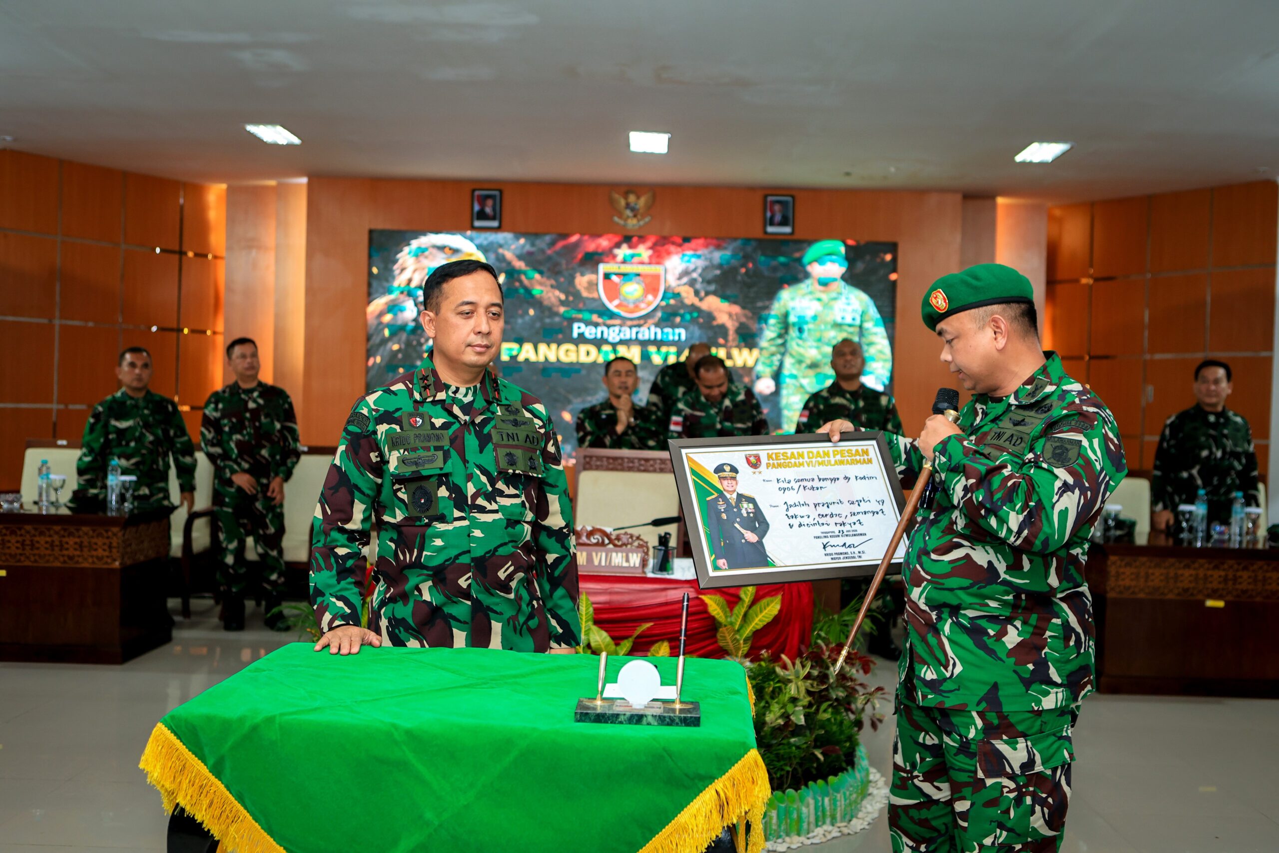 Dalam Kunjungan Kerja ke Kodim 0906/Kkr, Pangdam VI/Mlw Berikan Pengarahan kepada Prajurit dan PNS Dalam Kunjungan Kerja ke Kodim 0906/Kkr, Pangdam VI/Mlw Berikan Pengarahan kepada Prajurit dan PNS