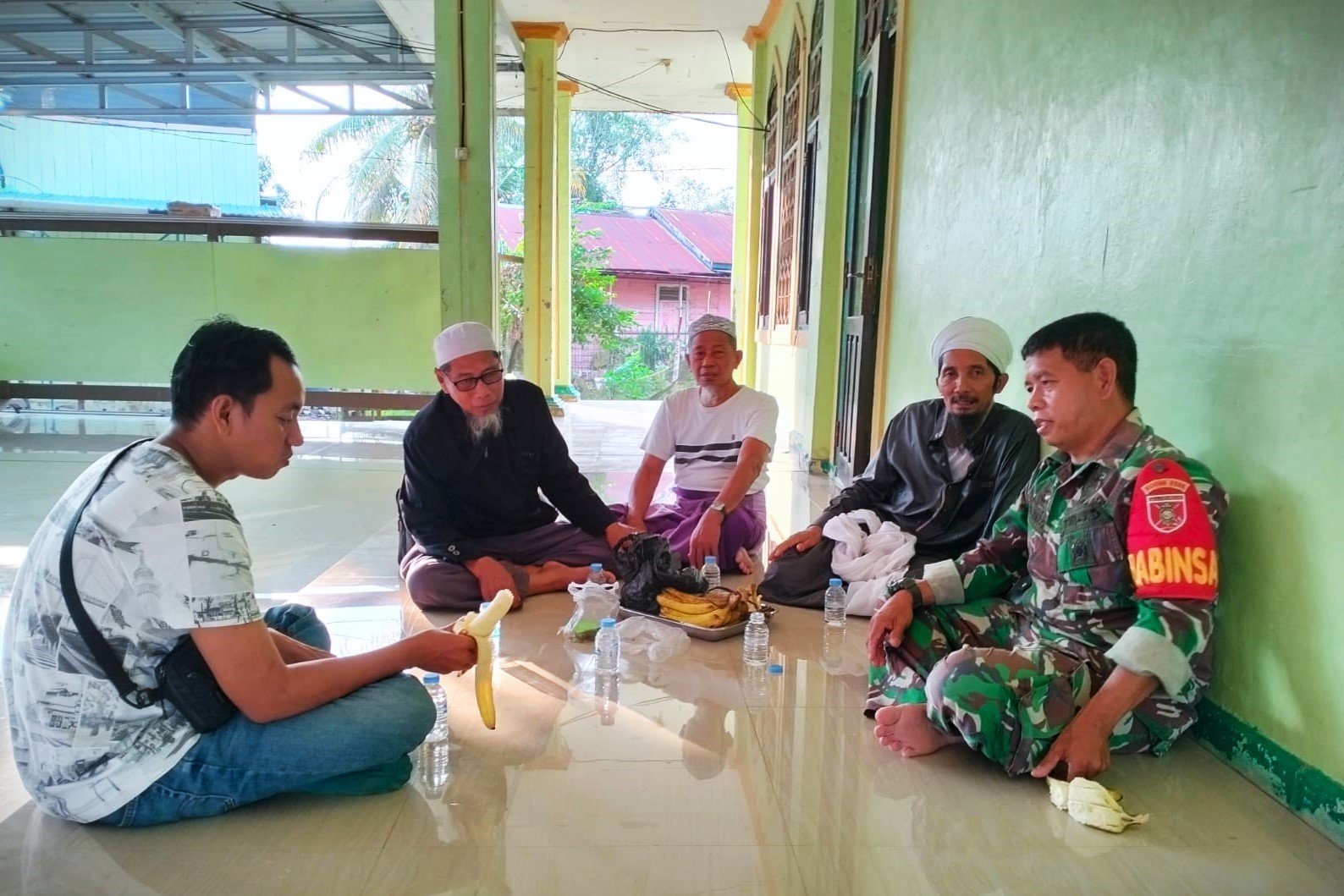Pelihara Kerukunan Antarumat, Babinsa Jongkang Komsos dengan Tokoh Agama