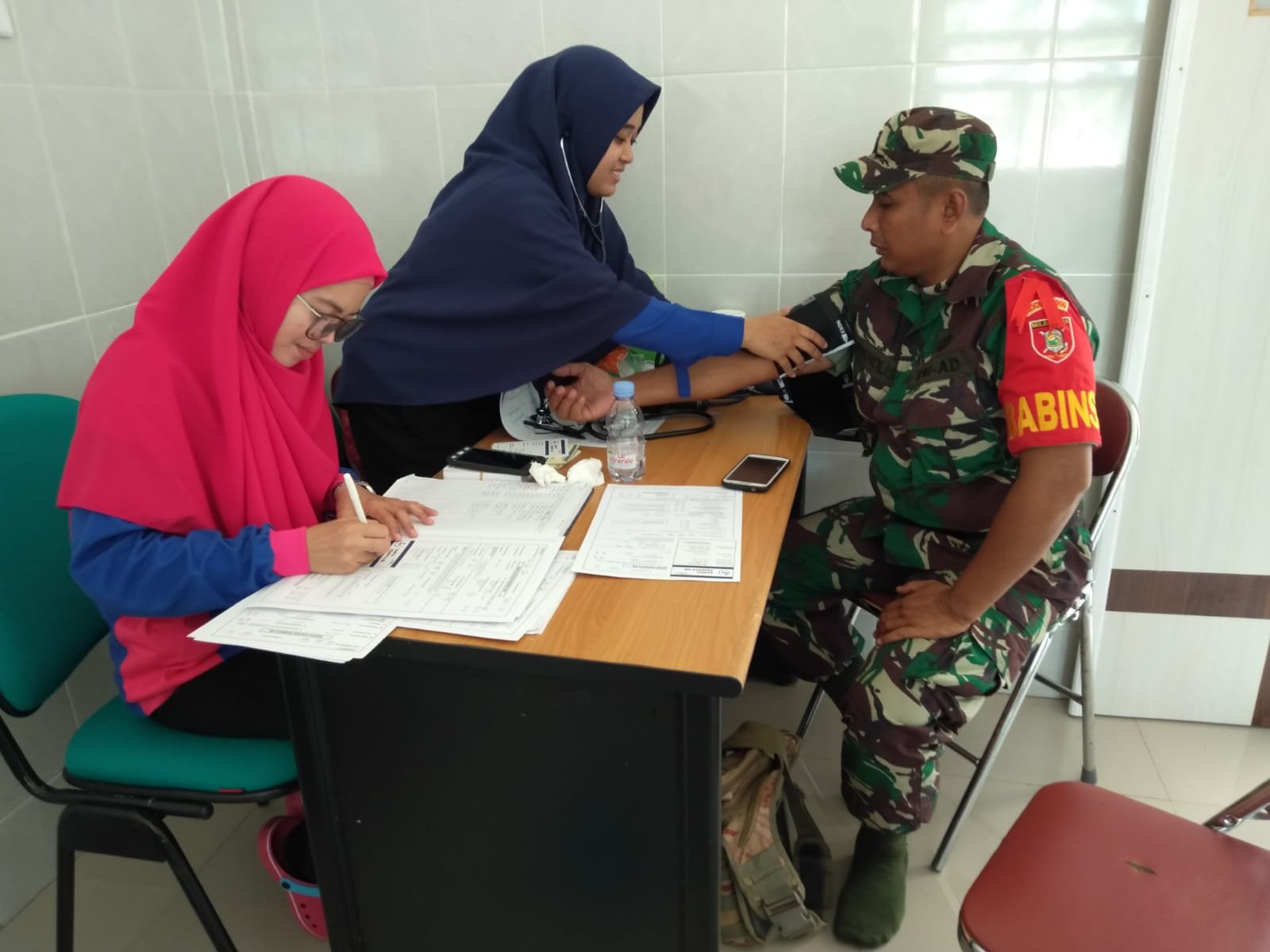 Dalam kegiatan komsos bersama petugas kesehatan Puskesmas, Babinsa juga melakukan pemeriksaan kesehatan Dalam kegiatan komsos bersama petugas kesehatan Puskesmas, Babinsa juga melakukan pemeriksaan kesehatan