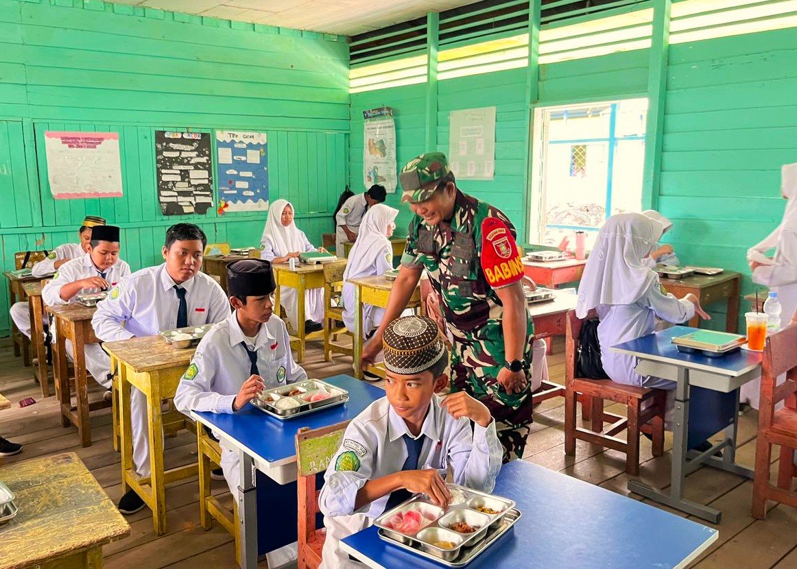 Lakukan Pengawasan Distribusi MBG, Babinsa Sebulu Pastikan Menu Makanan Higienis