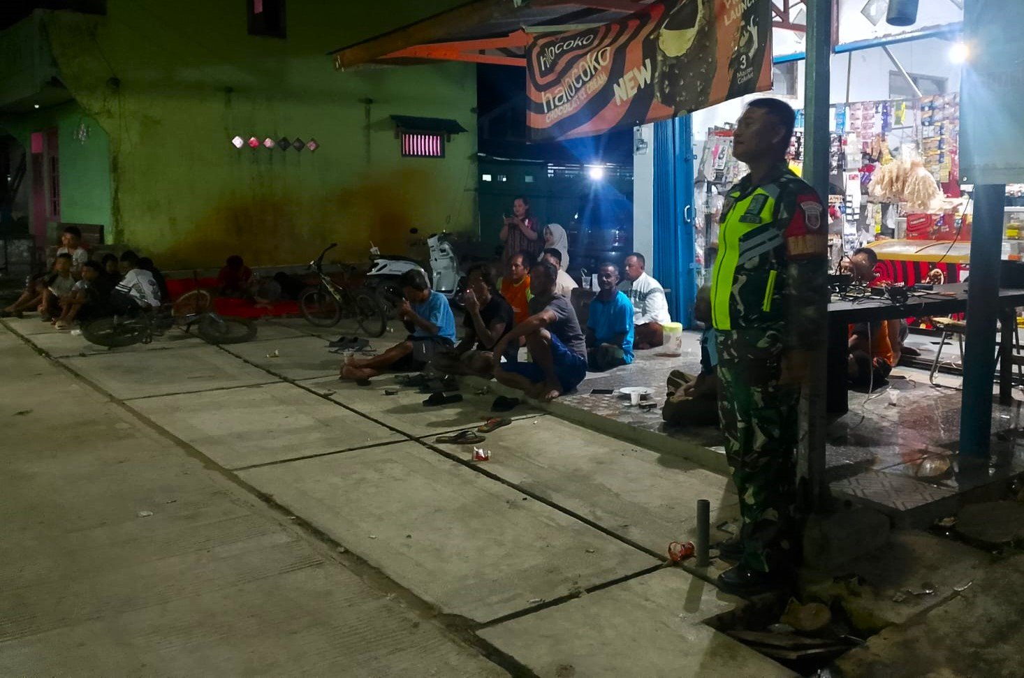 Pererat Kebersamaan, Babinsa Loa Janan Ulu Nobar Piala Dunia 2026 Bersama Masyarakat