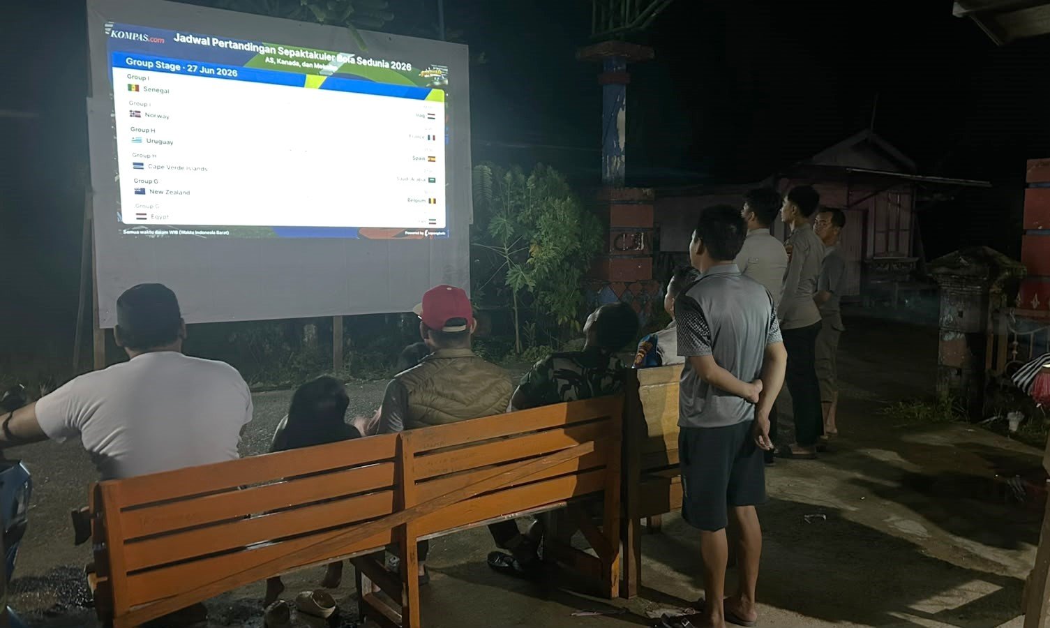 Jaga Kamtibmas Tetap Kondusif, Babinsa Dampingi Warga Nobar Piala Dunia
