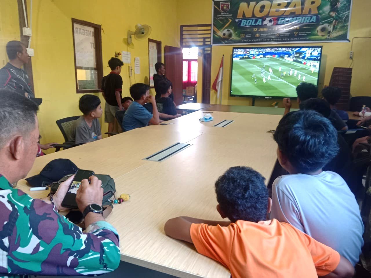 Jaga Kebersamaan, Anggota Babinsa Bersama Warga Gelar Nobar Piala Dunia Jaga Kebersamaan, Anggota Babinsa Bersama Warga Gelar Nobar Piala Dunia